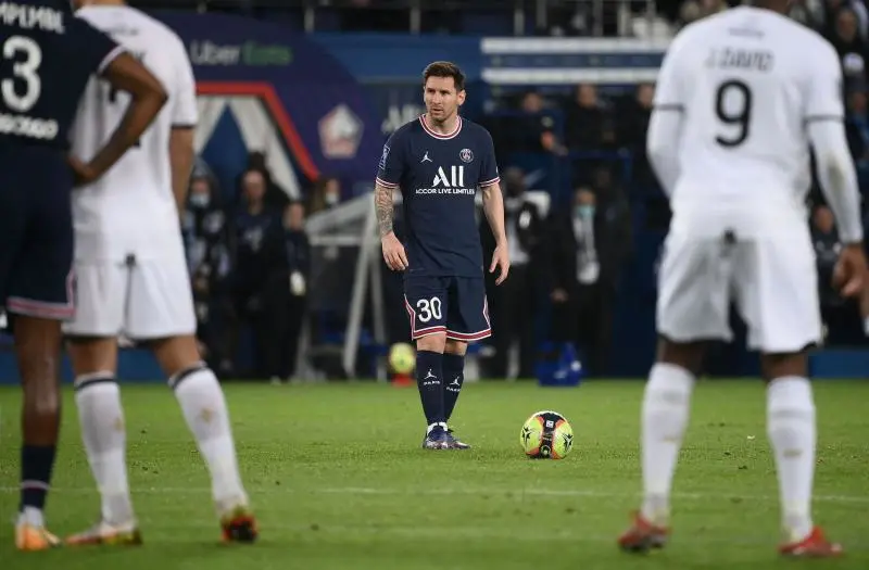  梅西法甲首球诞生，巴黎球迷热情高涨  