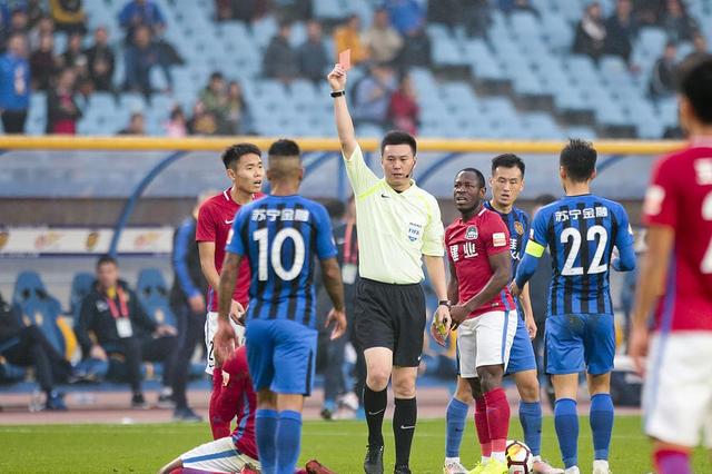 20, 尼斯队长红牌染红，少一人作战仍顽强逼平对手  